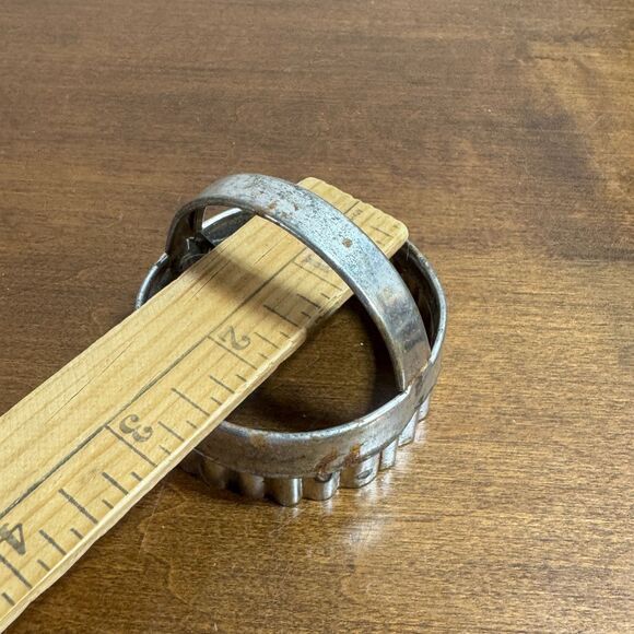 Vintage Set of 3 Metal Scalloped Edge Biscuit Cookie Cutters With Handles - Picture 7 of 8